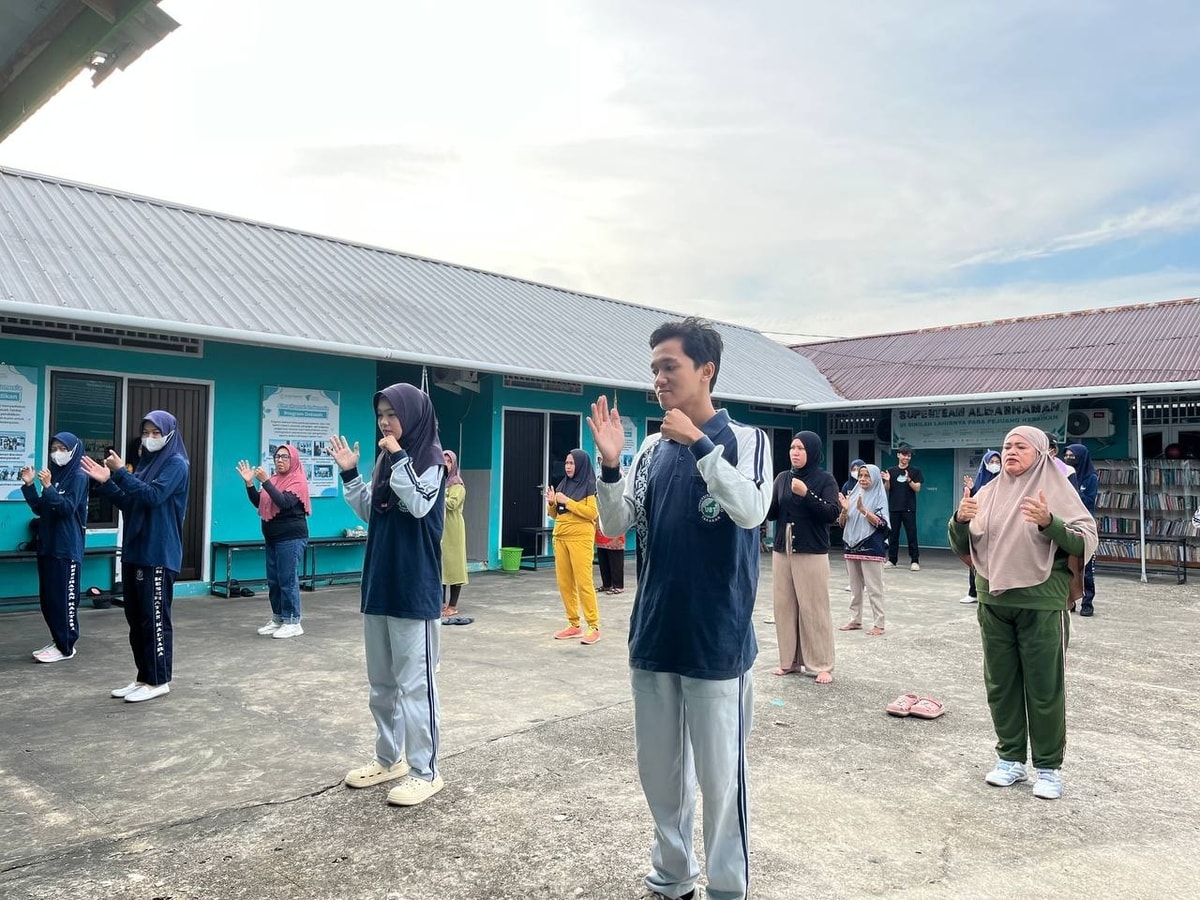 Senam bersama sama di pimpin kakak kakak BEM FIKES UBT dan Siswi SMK Kesehatan Kaltara