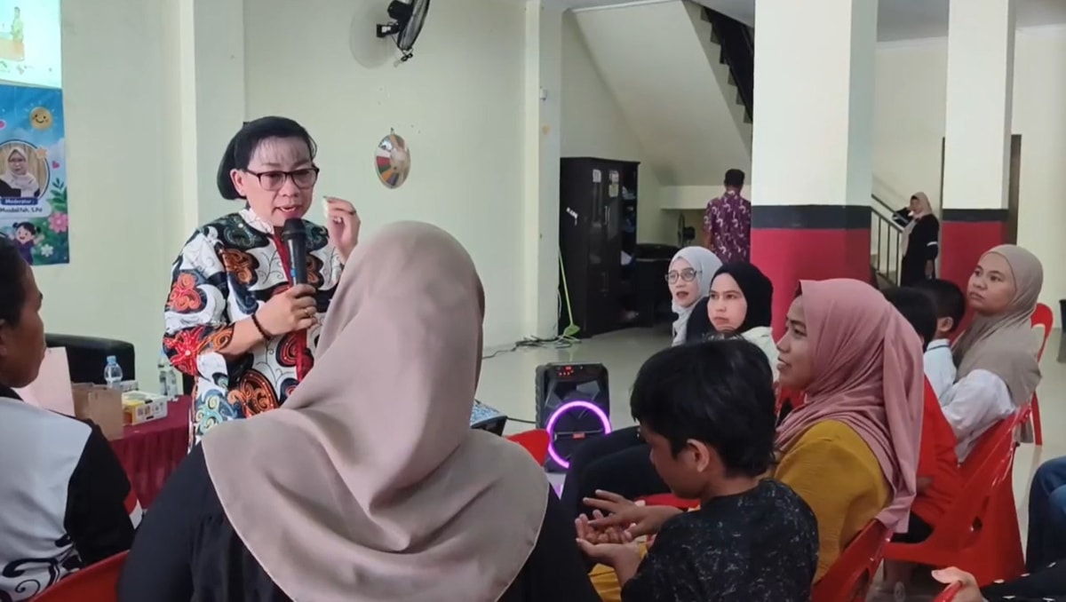 Bunda memberikan cara membimbing anak spesial