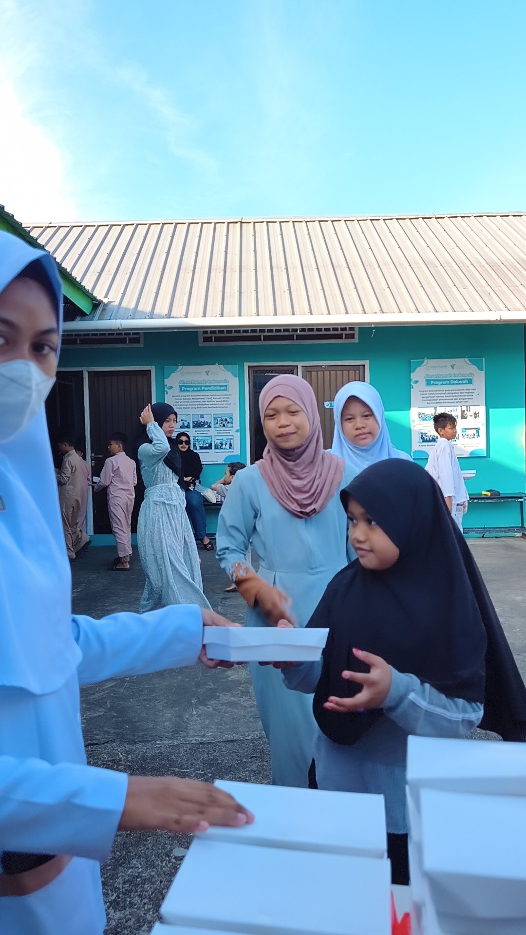 Pembagian nasi berkah satu persatu