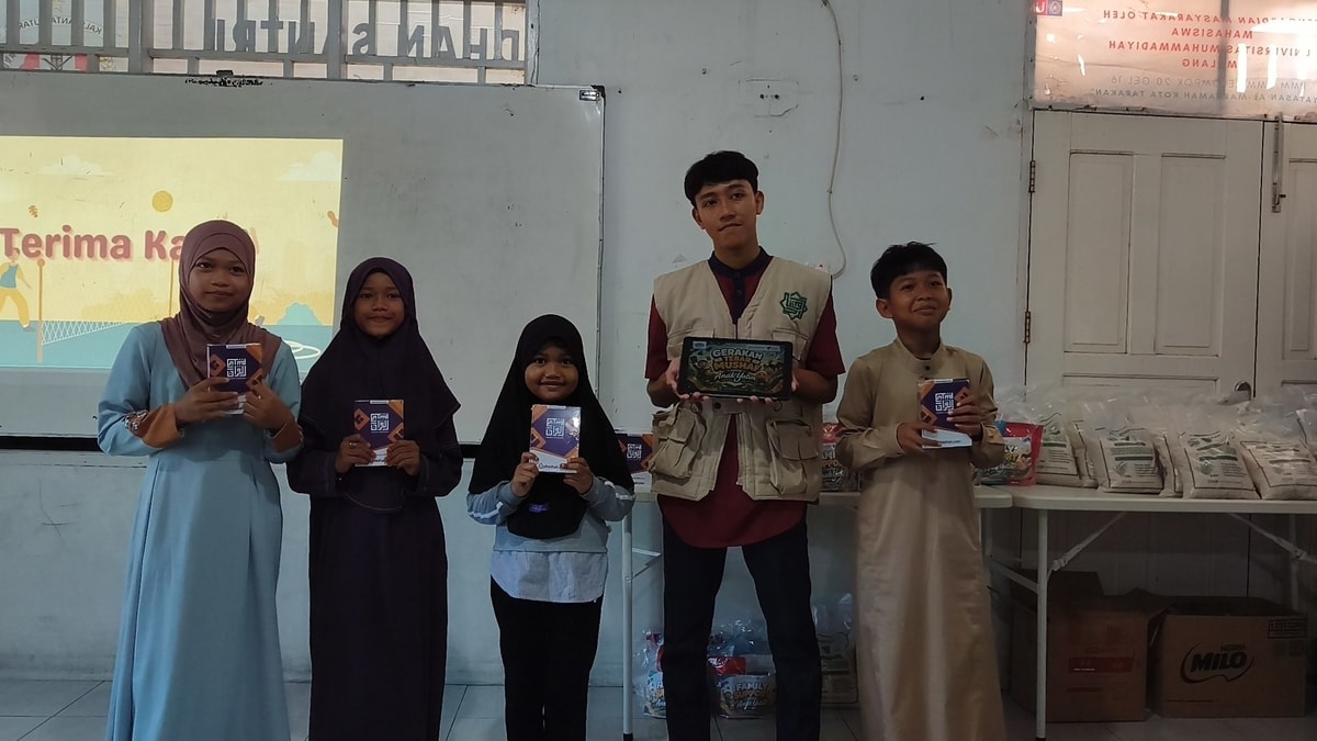 Pembagian mushaf untuk anak anak yatim