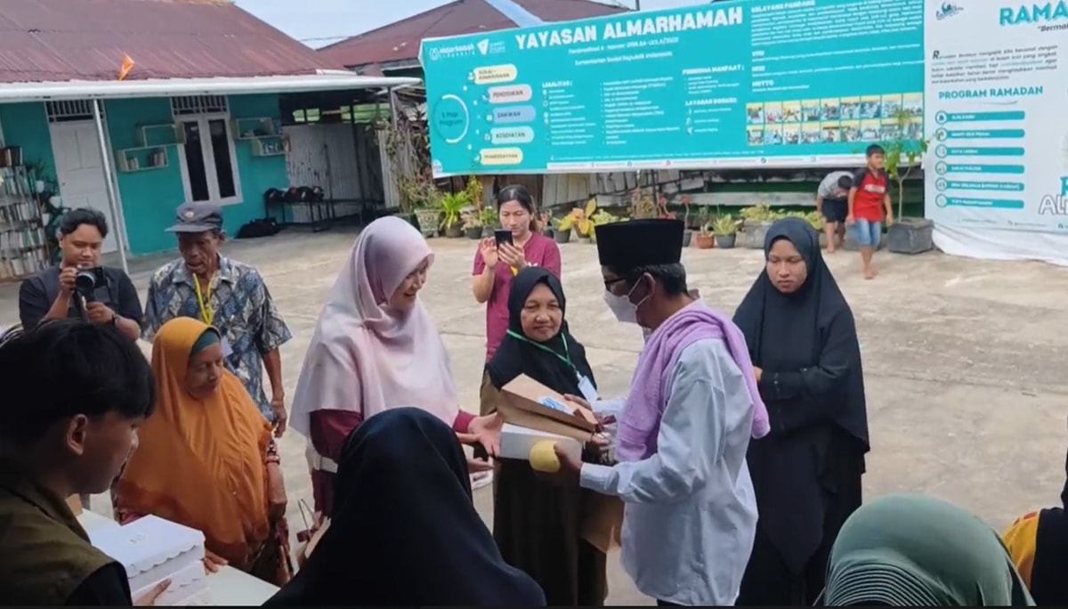 Ibu Ketua Pengwil Ikatan Notaris Indonesia, Ibu Alimah Sa'diyah, S.H., M.Kn membagikan langsung souvenir untuk para lansia peserta sekolah lansia NURANI