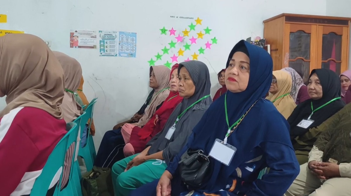Lansia mendengarkan dengan fokus materi yang di sampaikan