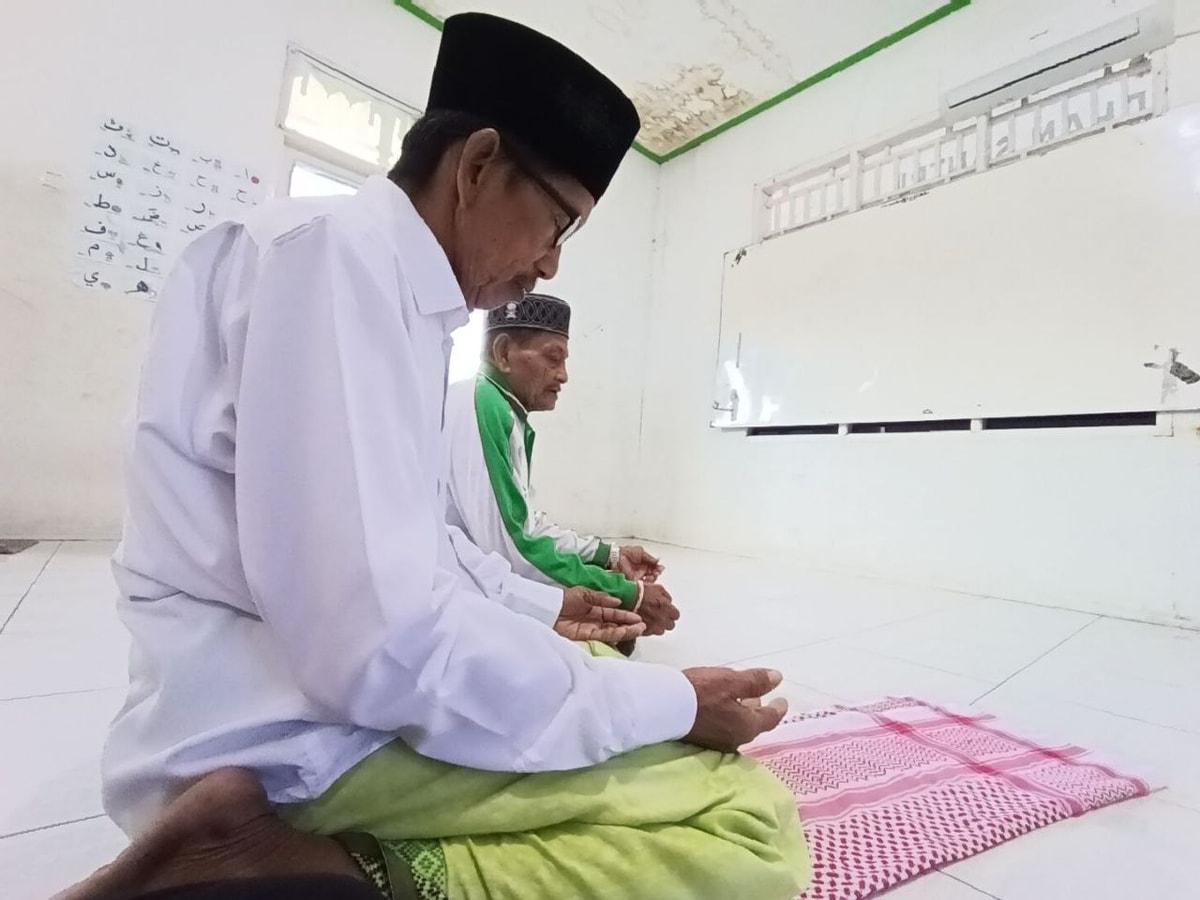 Para lansia khusyuk berdoa
