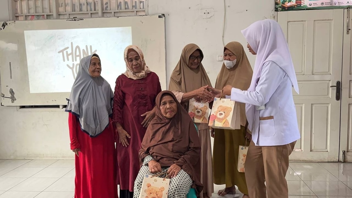 Kak Nurul membagikan hadiah bagi lansia yang bertanya dan menjawab pertanyaan