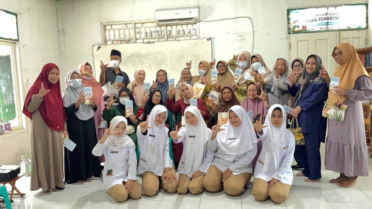 Foto bersama para lansia dan siswi smk kesehatan kaltara