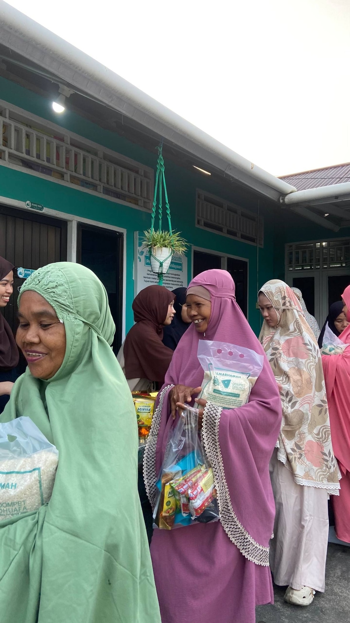 Senyum para jamaah tampak saat mendapat family support