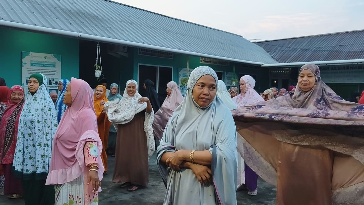 Para jamaah bersiap mengikuti senam bersama