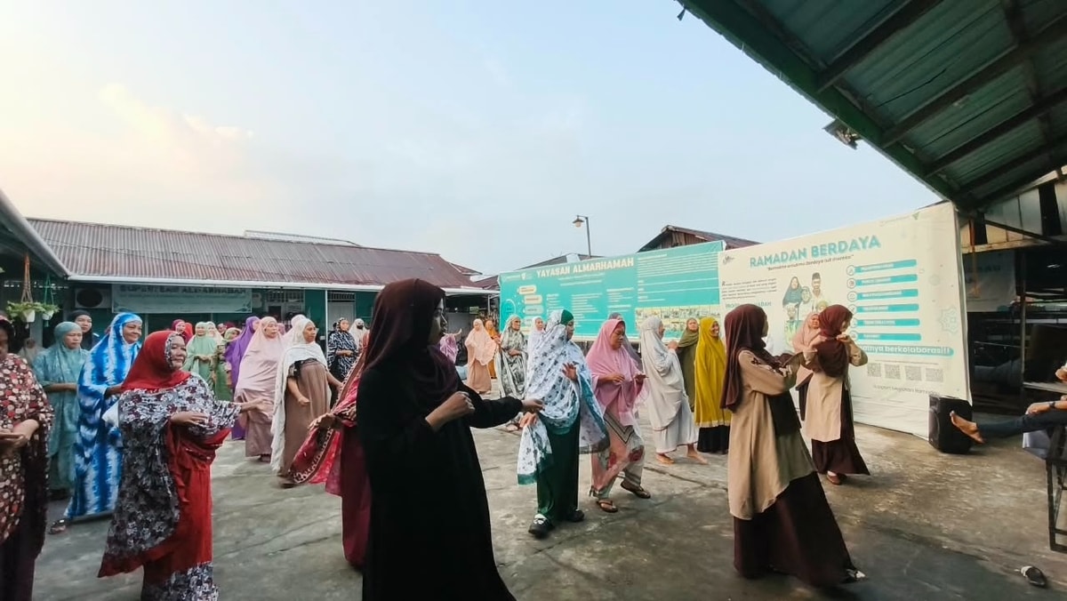 Superteam Almarhamah dan Alvolunteer memimpin senam bersama jamaah KISAH