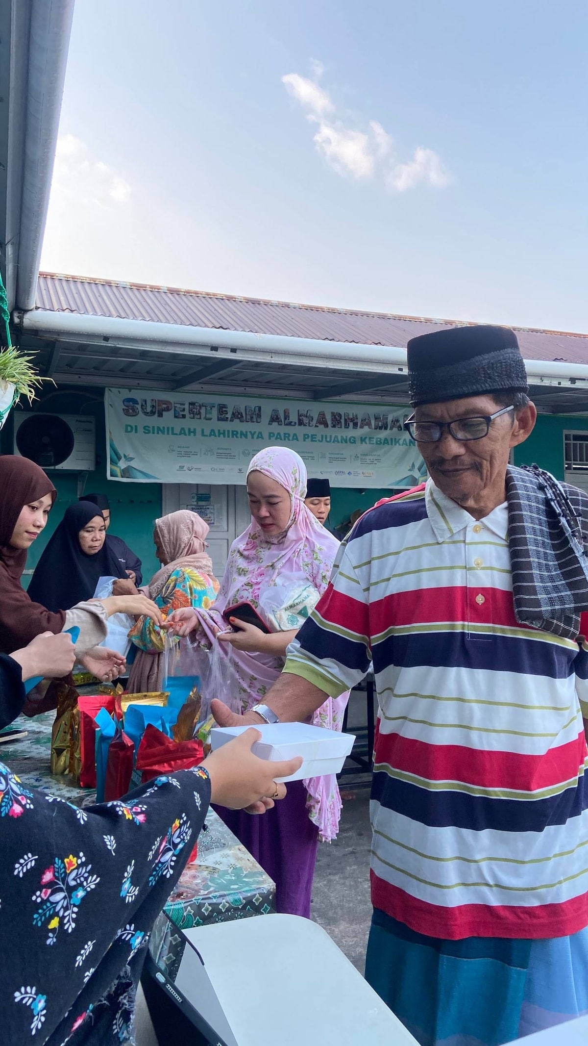 pembagian nasi berkah untuk jamaah KISAH