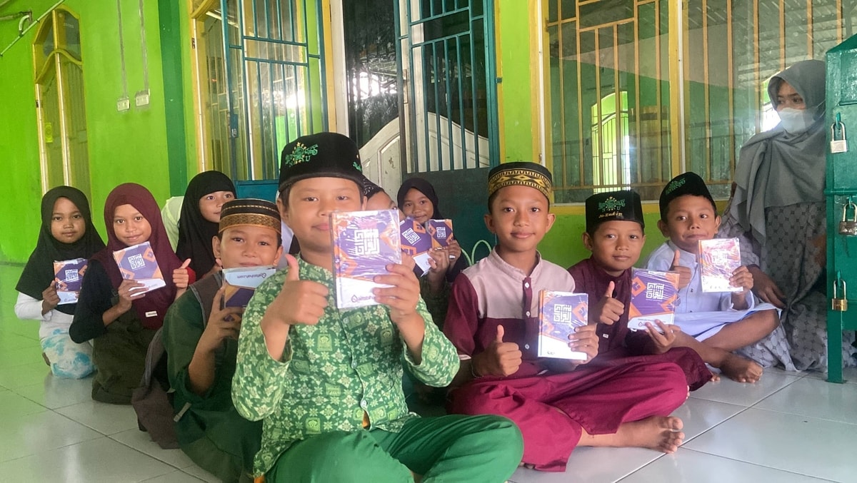 Para santri dengan mushaf barunya