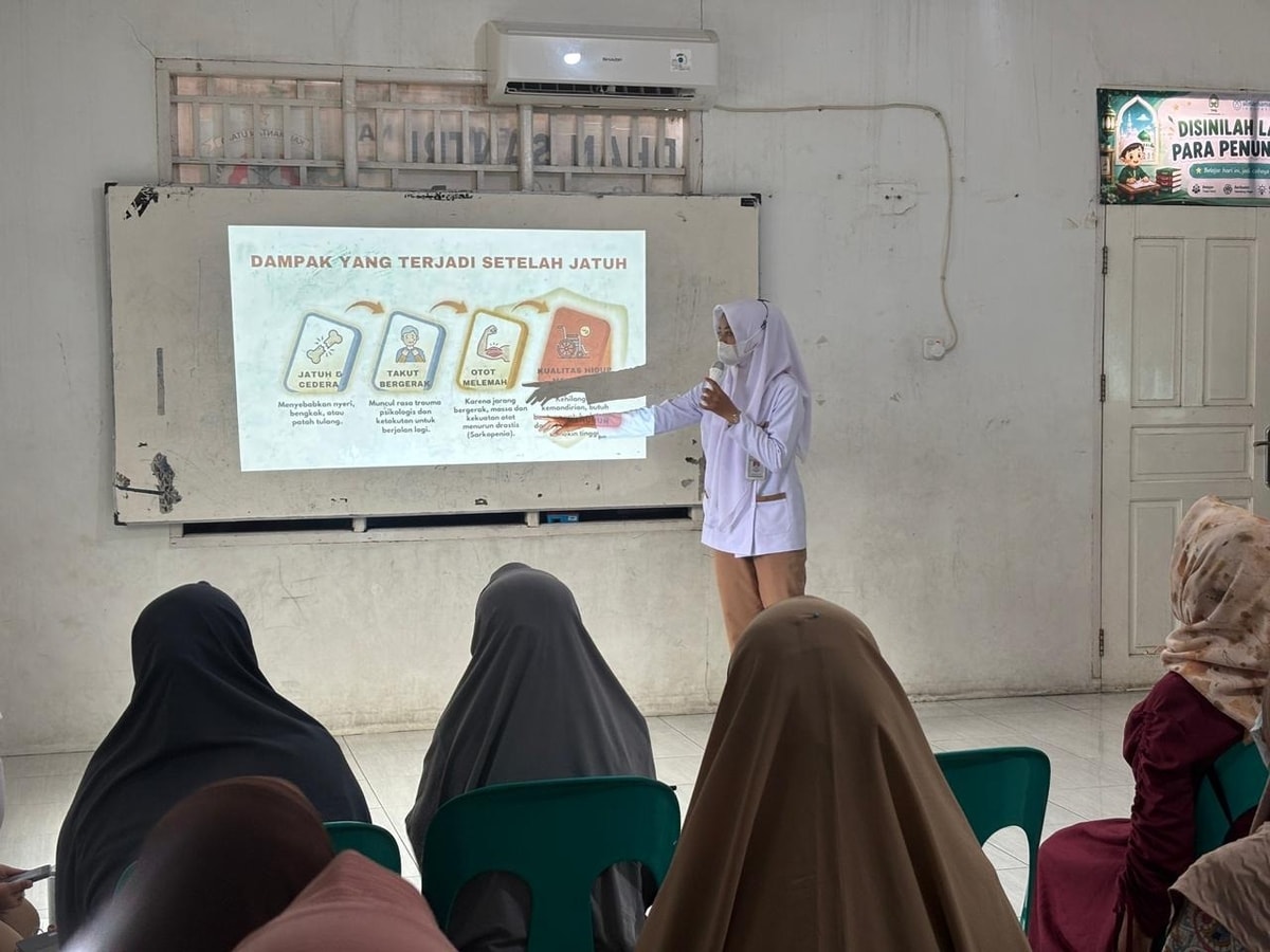 Kak Nurul Suhada menjelaskan bahaya jatuh pada lansia