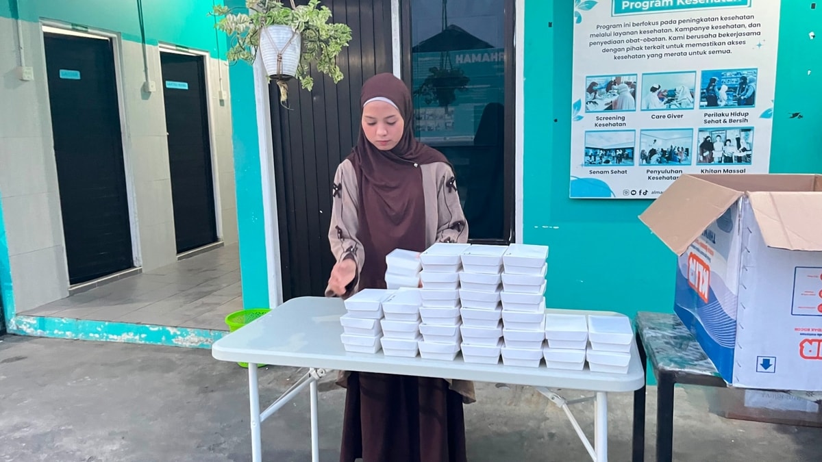 Superteam Almarhamah sedang menyiapkan nasi berkah