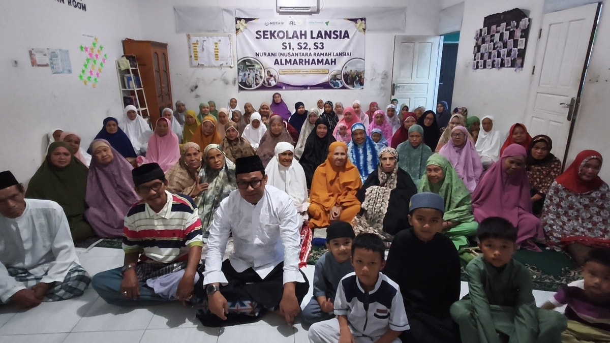 Foto  bersama jamaah bersama  Ustadz Dr. H. Syamsuddin Arfah, M.Si