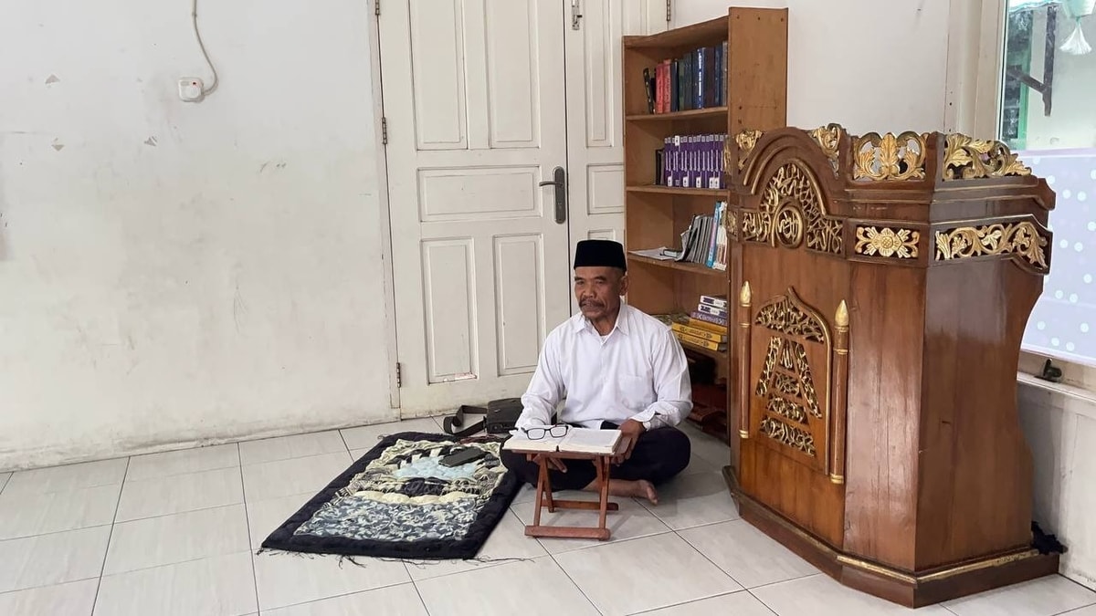 Ustadz Mustaqim, memberikan tausiyah