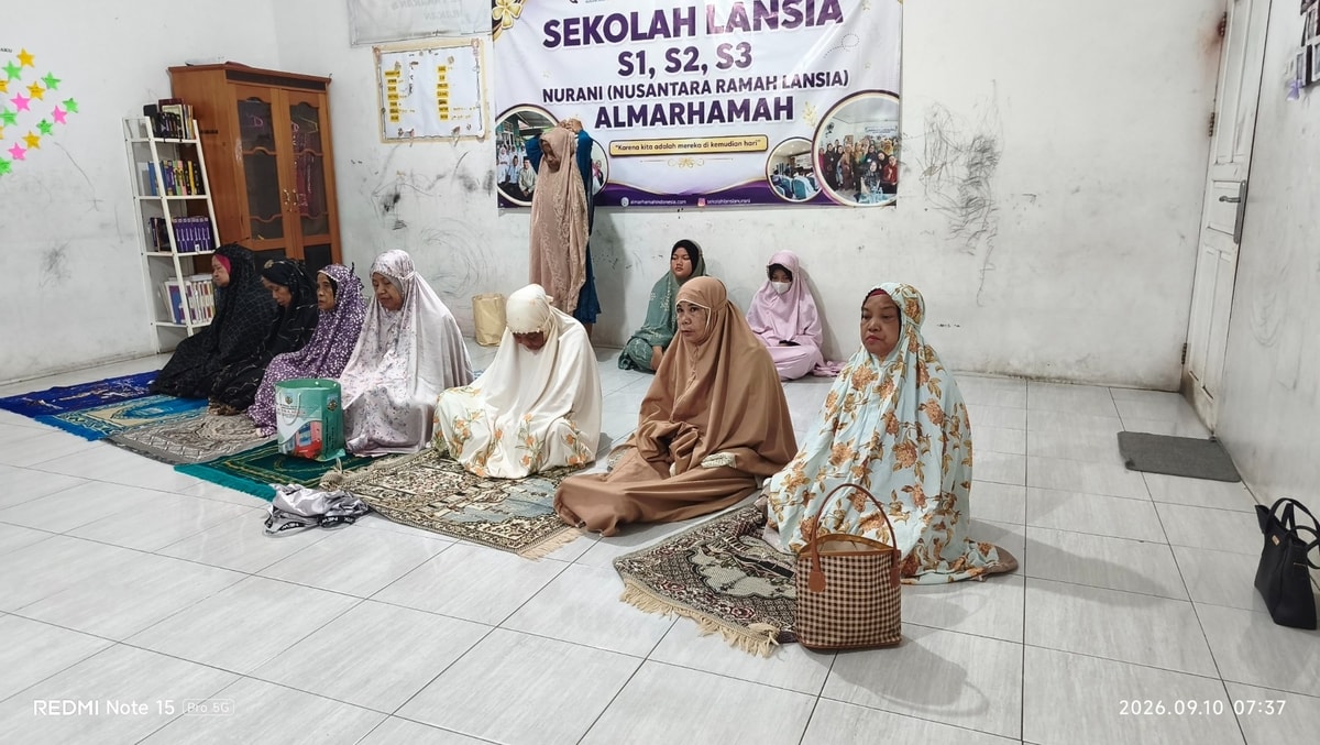 Para lansia bersiap memulai sholat dhuha berjamaah