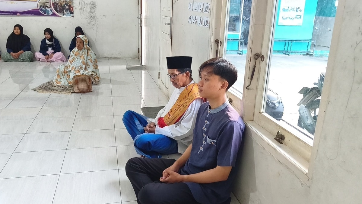 Para lansia bersama pengurus almarhamah mendengarkan tausyiah