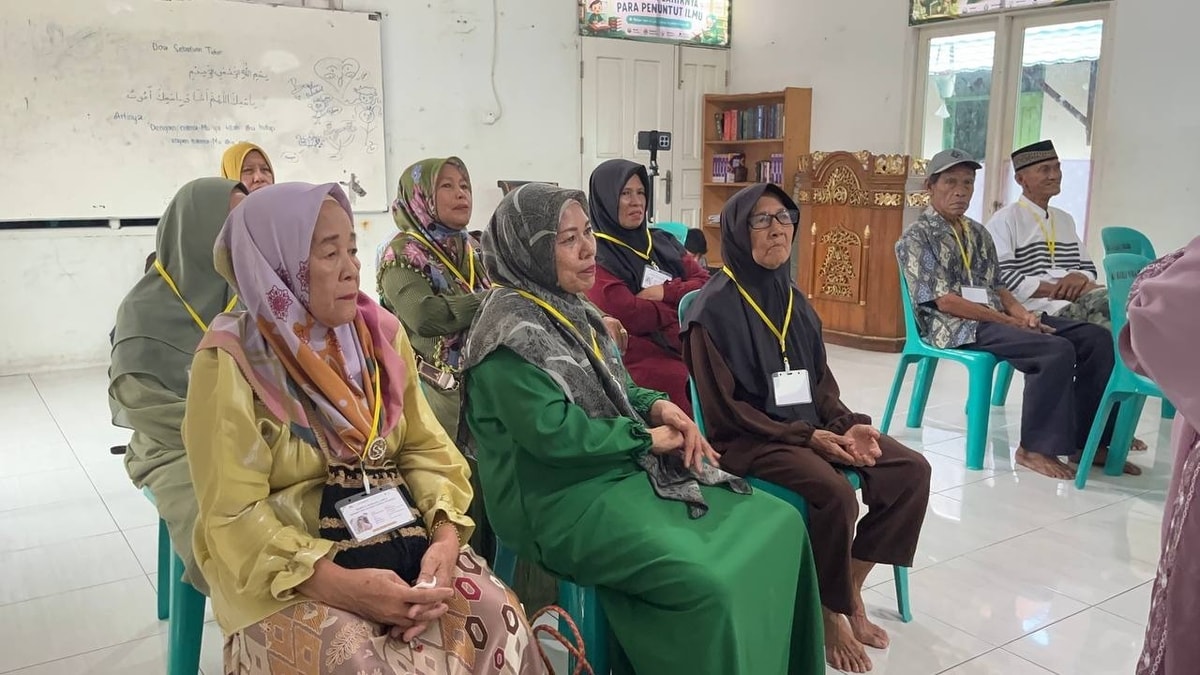 Para peserta sekolah lansia fokus mendengarkan materi yang di sampaikan