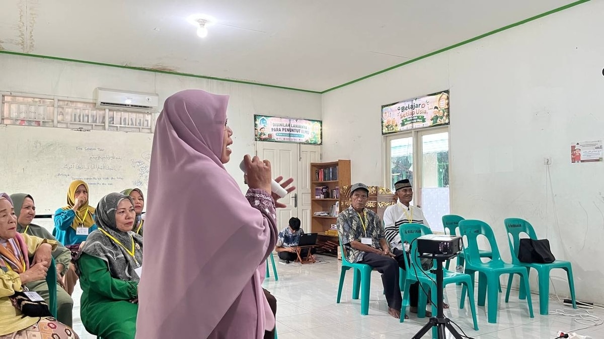Ibu Rohmiyati mengajak para lansia bershalawat bersama di awal materi