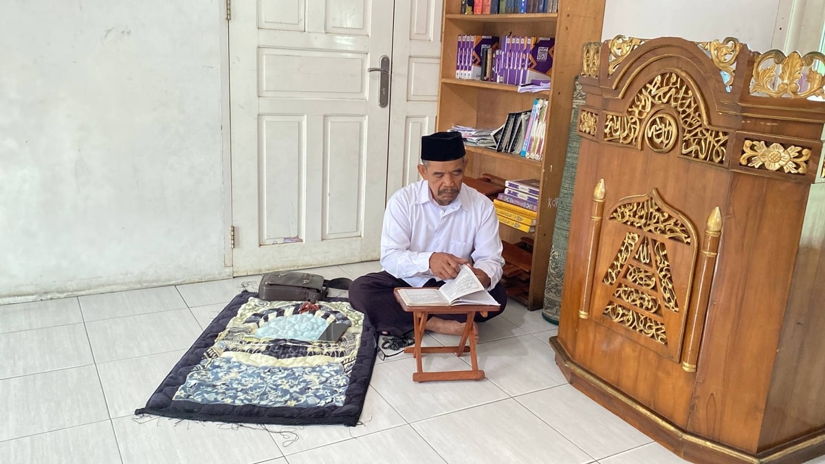 Ustadz Mustaqim membacakan salah satu hadist arbain