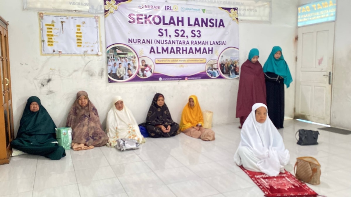 Para lansia yang hadir khusyuk mendengarkan tausyiah yang di sampaikan