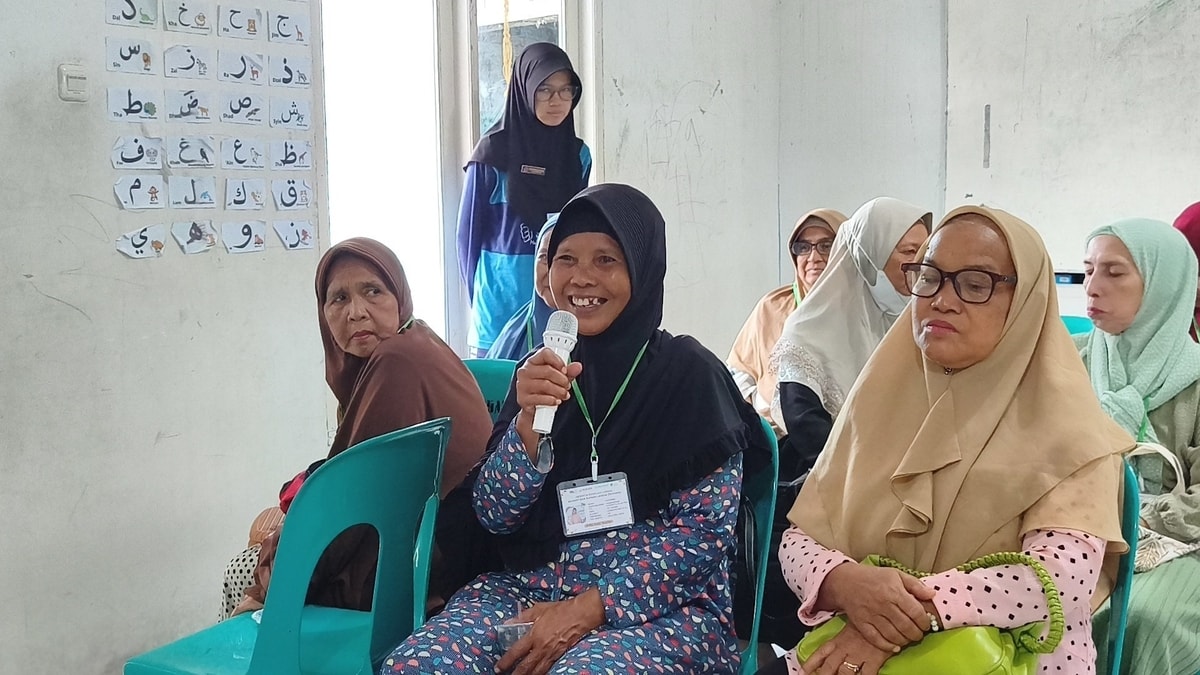 Lansia peserta sekolah lansai NURANI S2 Aktif bertanya