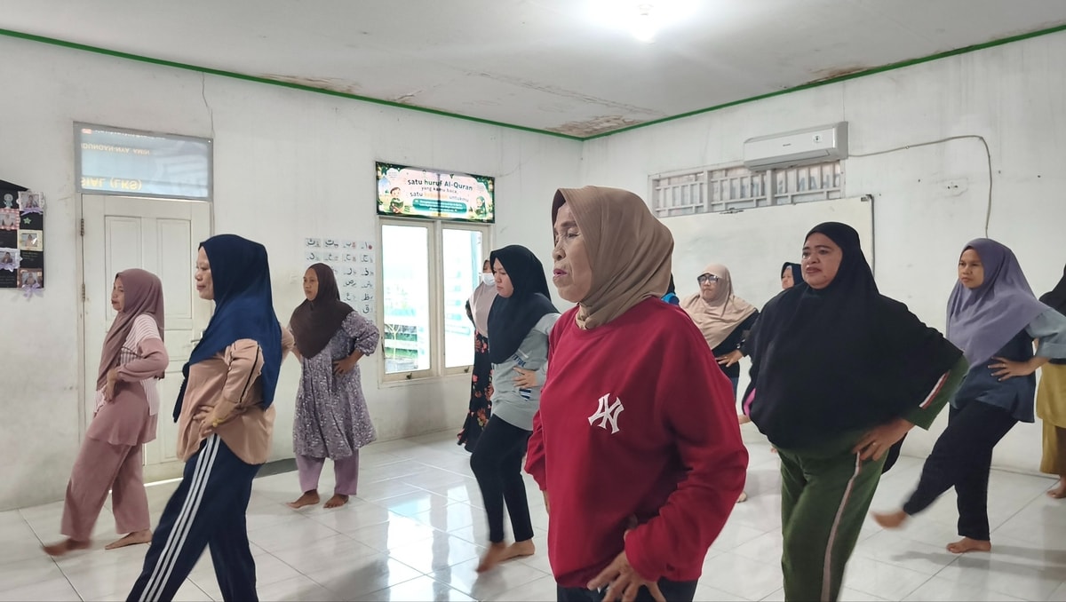 Para lansia dan Ibu ibu tetap semangat mengikuti senam meski hujan mengguyur