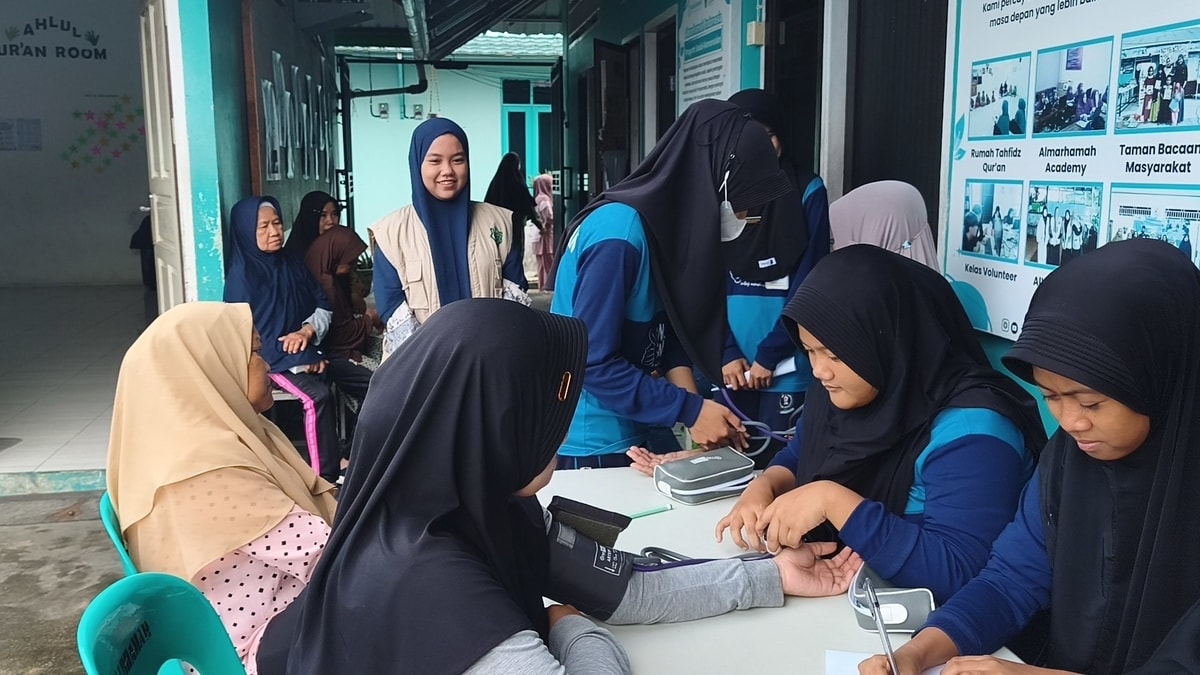 Screening kesehatan oleh Siswi SMK Kesehatan untuk para lasnia dan ibu ibu