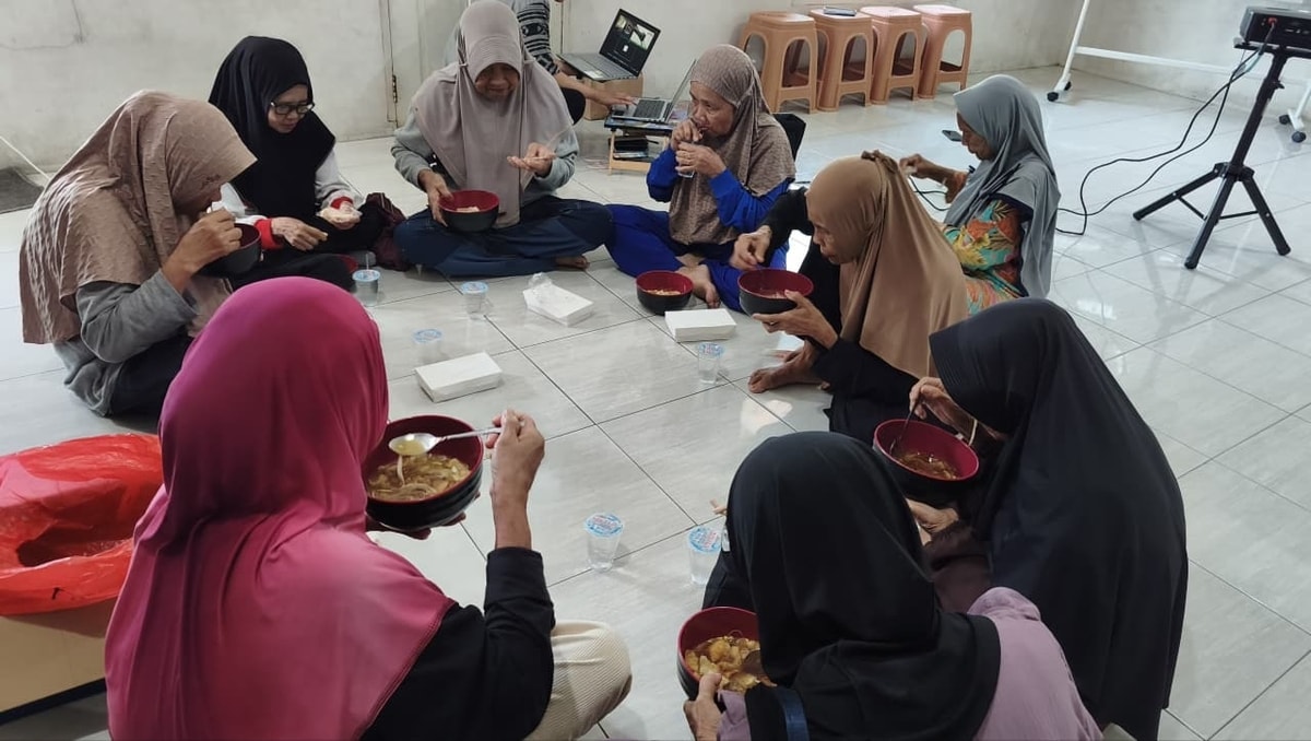 Sesi penutup makan bersama para lansia almarhamah