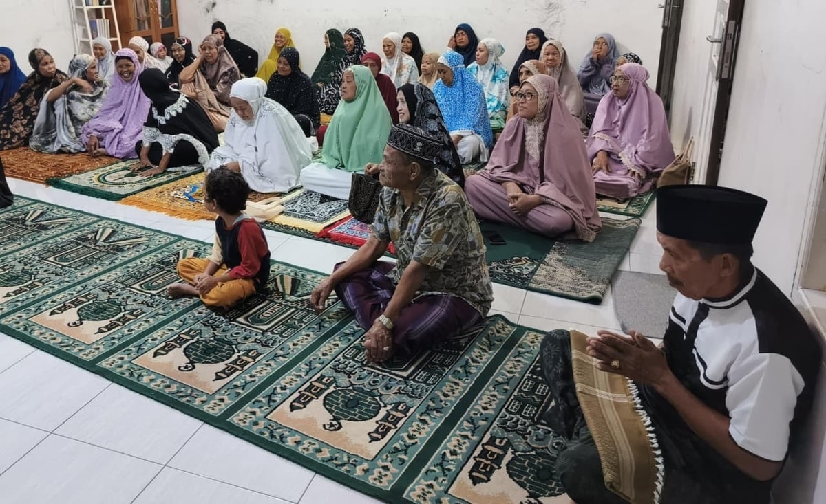 Para Jamaah Mendengarkan Penyampaian dari Ustadz Yusuf Surya