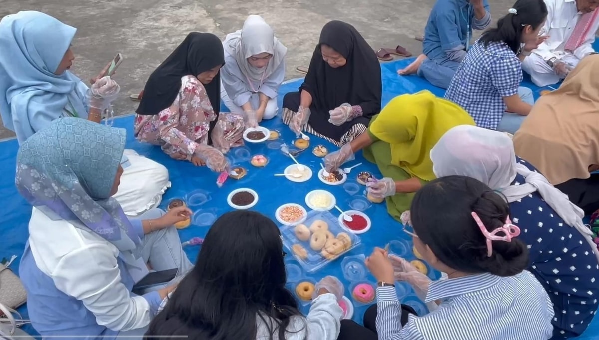 Hias Donat, Relawan Sejuta Makna Bahagiakan Lansia Almarhamah