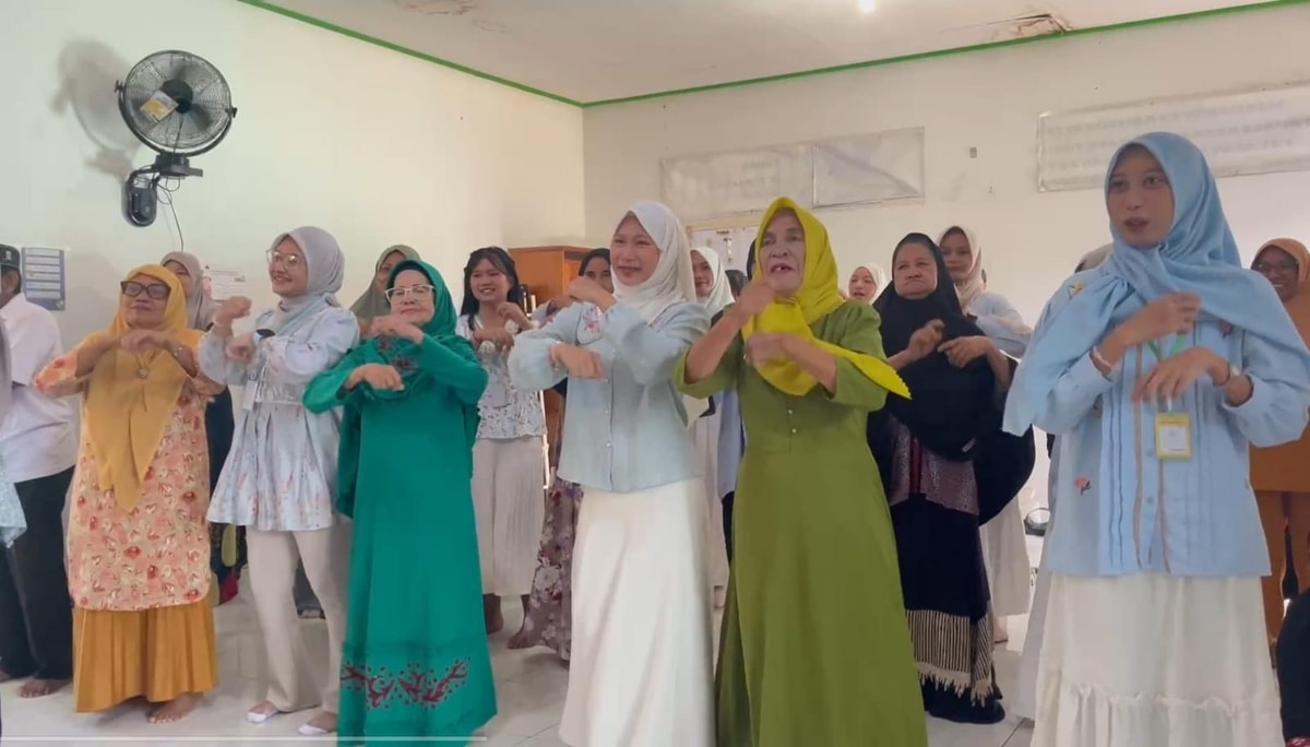 Para Relawan dan Lansia Binaan Almarhamah Senam Bersama