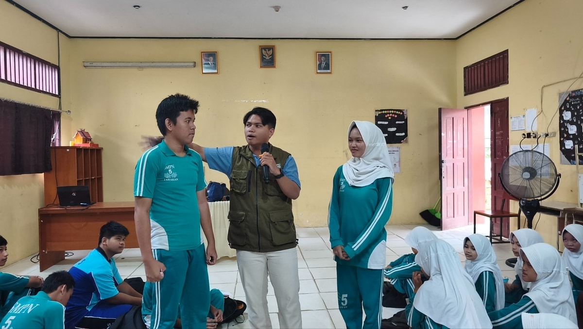 Siswa dan siswi menjawab kuis yang diberikan