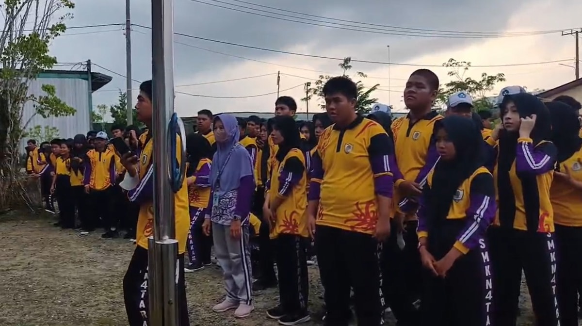 Para siswa dan siswi antusias mendengarkan