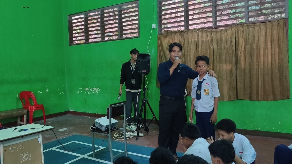 Tim almarhamah memberikan pertanyaan pada siswa SMPN 13 Tarakan