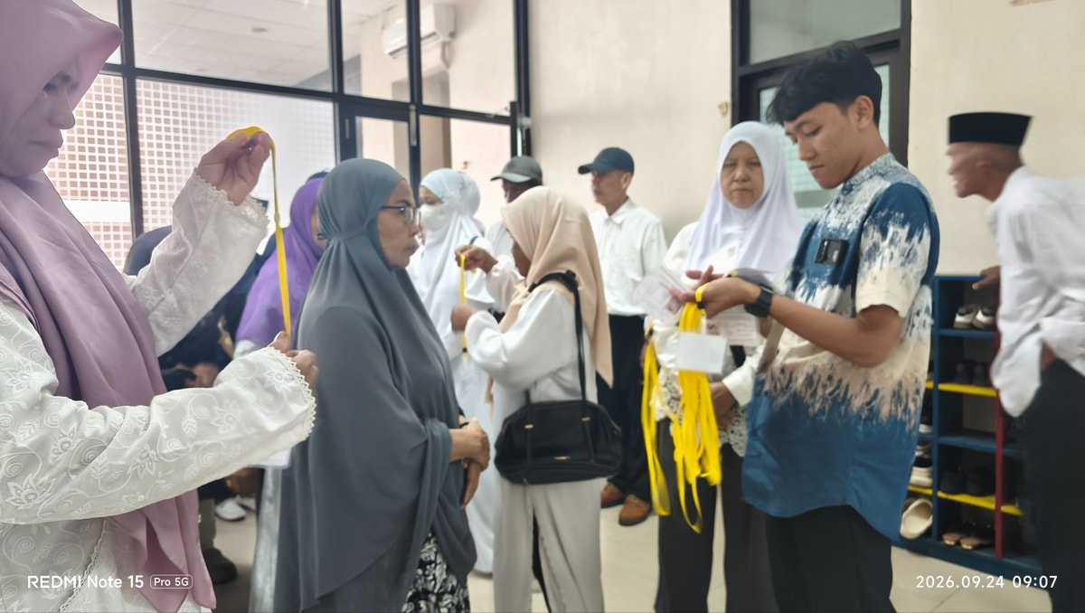 Pembagian ID Card peserta sekolah lansia NURANI