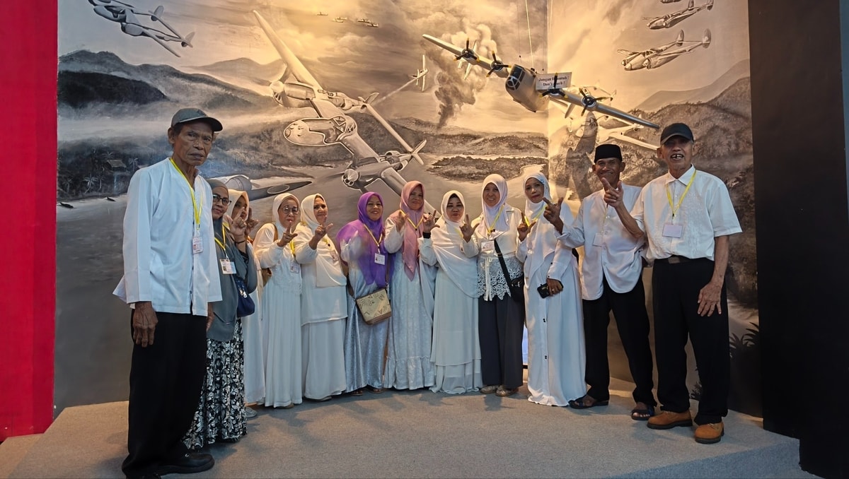 Foto bersama dengan miniatur pesawat peninggalan penjajahan