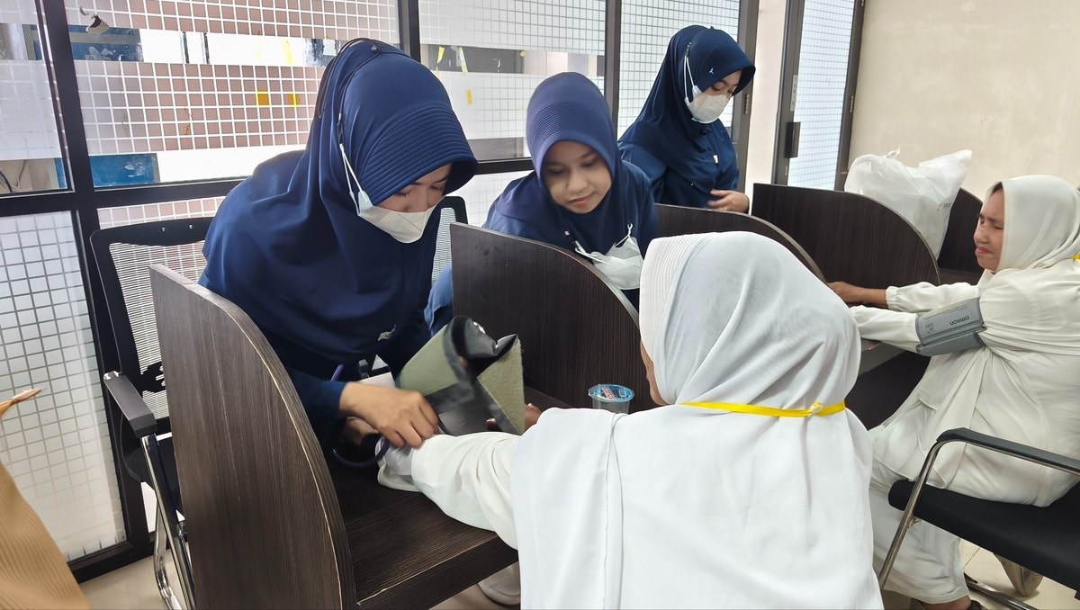 Siswi SMK Kesehatan memeriksa tekanan darah para peserta sekolah lansia NURANI