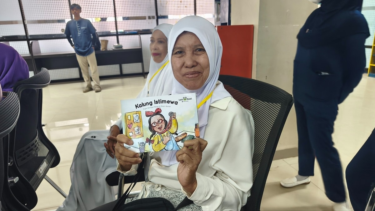 Lansia Peserta Sekolah Lansia mendapatkan hadiah buku