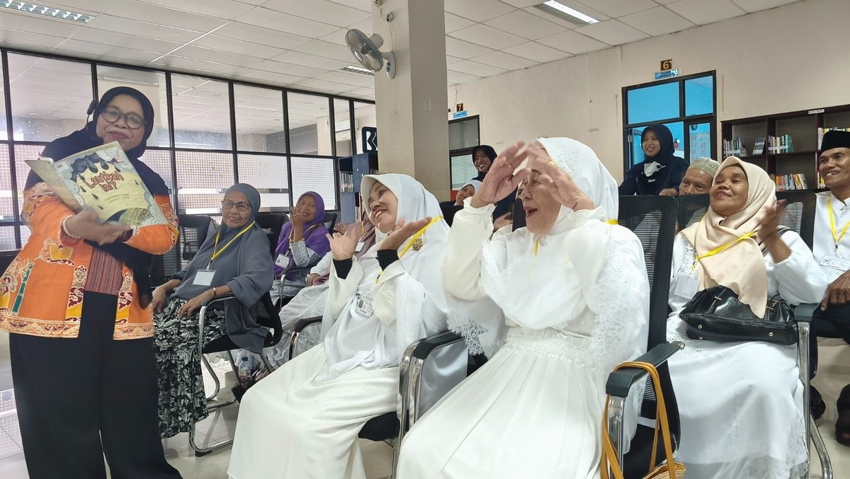 Ibu Dharmawati, S.Pd., M.Si., mendongeng untuk lansia