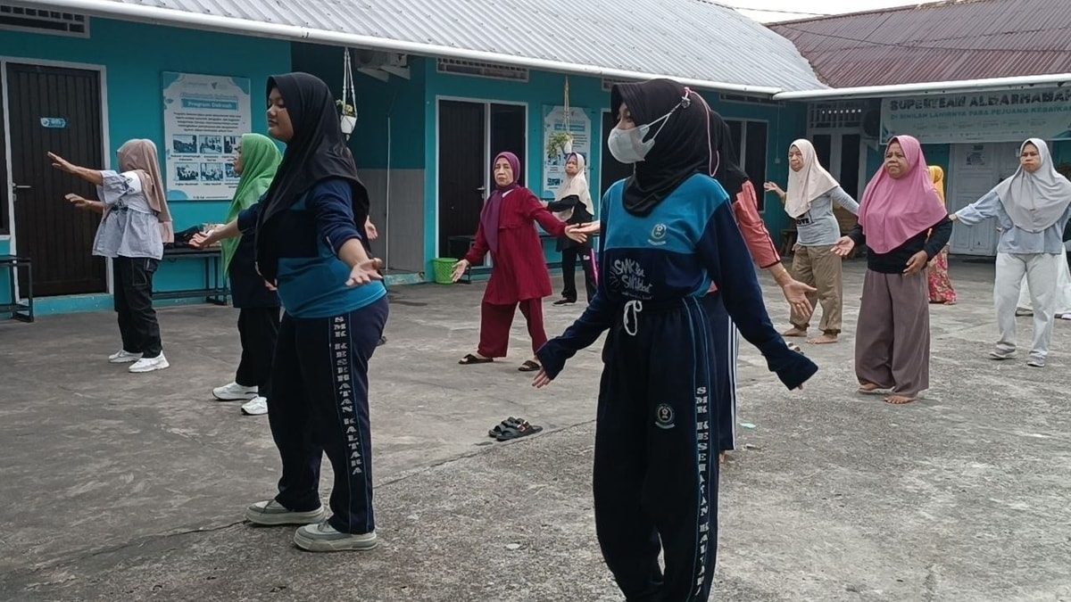 Senam bersama lansia almarhamah di pimpin siswi SMK Kesehatan Kaltara