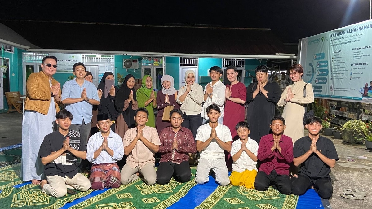 Foto bersama Pengurus Almarhamah