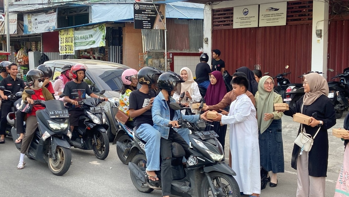 Kakak Kakak AYS bersama Santri Berbagi Takjil Buka Puasa