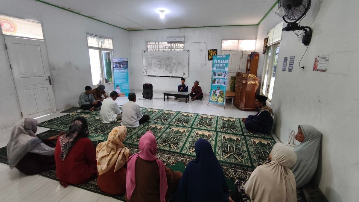 Potrait Santri MBS Mengajar Lansia Almarhamah