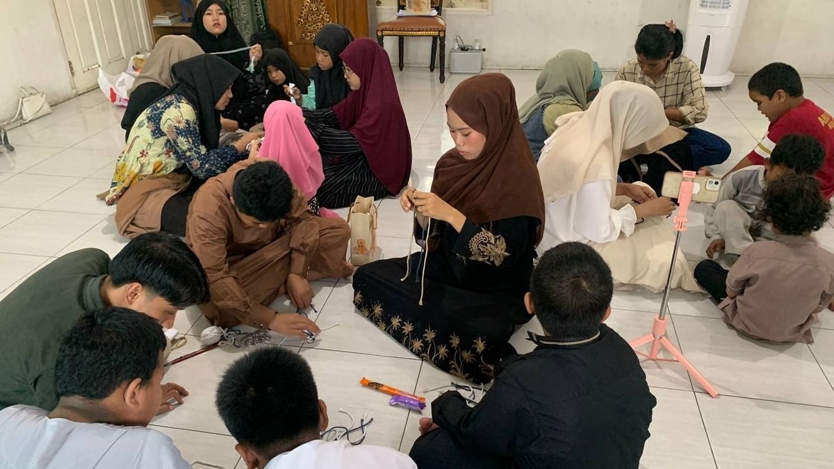 Kakak Kakak AYS Mendampingi langsung merajut gantungan kunci