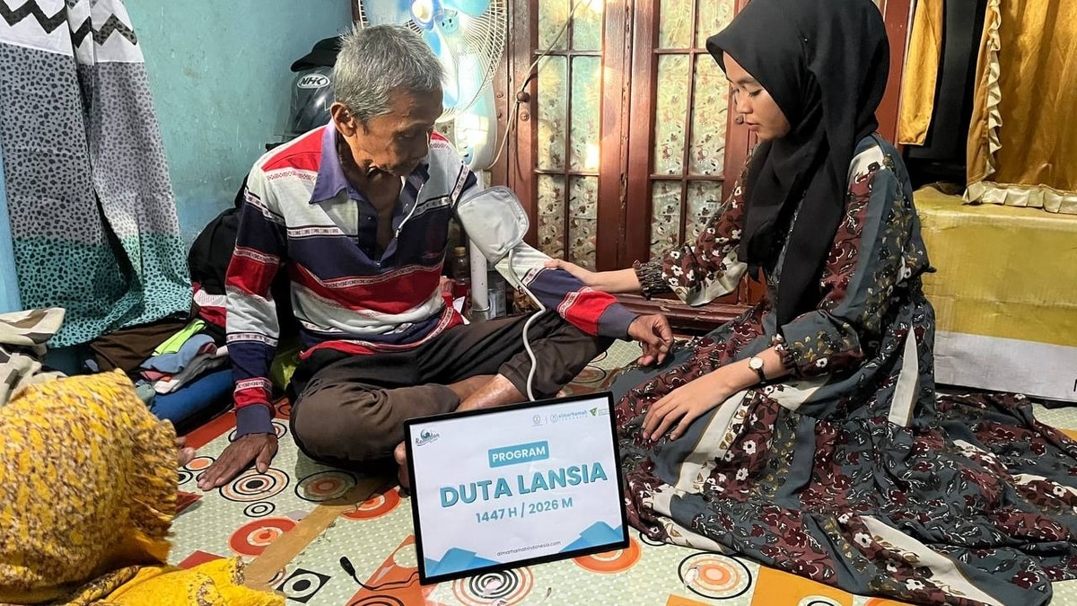Volunteer Almarhamah Memeriksa Tekanan Darah Lansia Binaan Almarhamah