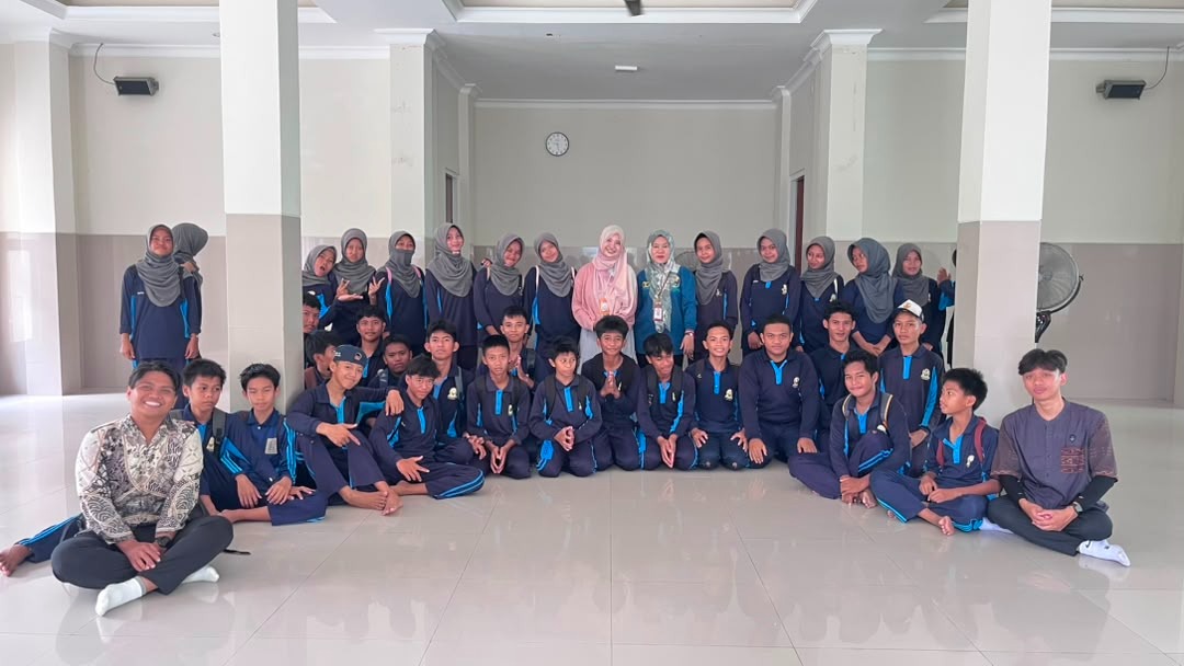Foto bersama dengan para siswa dan siswi