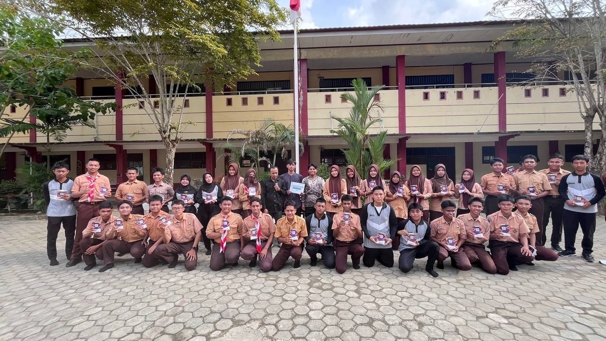 Penyerahan mushaf yang di wakilkan masing masing ketua kelas