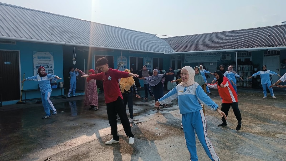 Senam dipimpin Mahasiswa dan Mahasiswi dengan penuh tawa dan bahagia