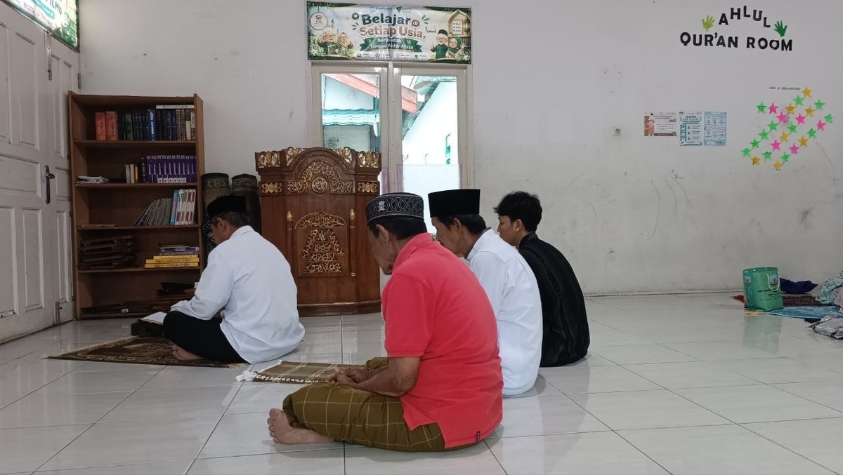 Membaca dzikir dan berdoa bersama
