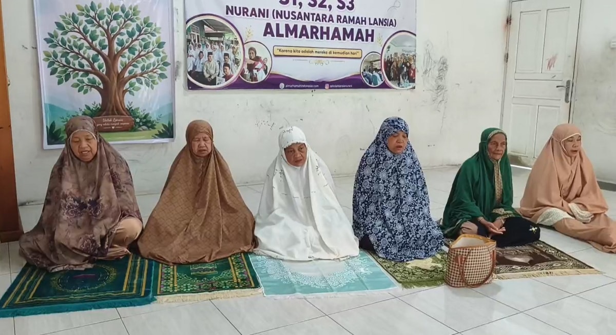 Para lansia membaca dzikir bersama